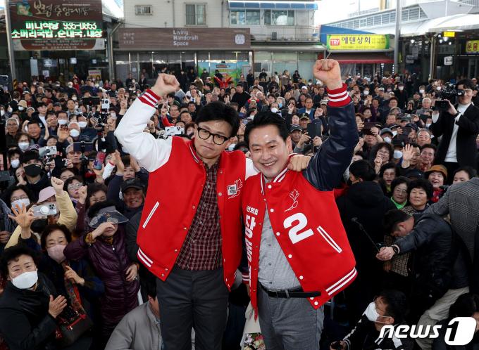 한동훈 국민의힘 총괄선대위원장이 22일 충남 보령 중앙시장에서 장동혁 후보와 함께 시민들과 기념촬영을 하고 있다. (공동취재) 2024.3.22/뉴스1 ⓒ News1 구윤성 기자