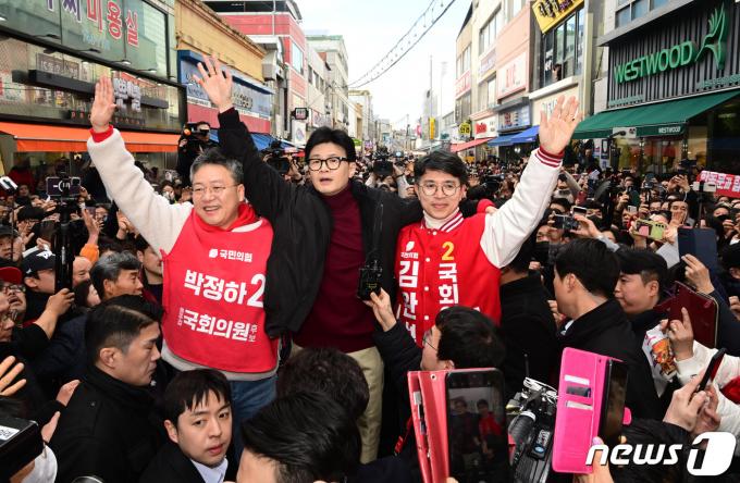 한동훈 국민의힘 비상대책위원장이 26일 강원도 원주 중앙시장을 찾아 시민들과 인사를 나누고 있다. (공동취재) 2024.2.26/뉴스1 ⓒ News1 송원영 기자