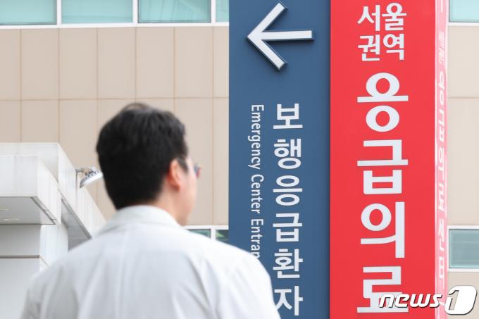22일 서울 시내 한 대학병원에서 의료진들이 이동하고 있다. 2024.3.22/뉴스1 ⓒ News1 신웅수 기자
