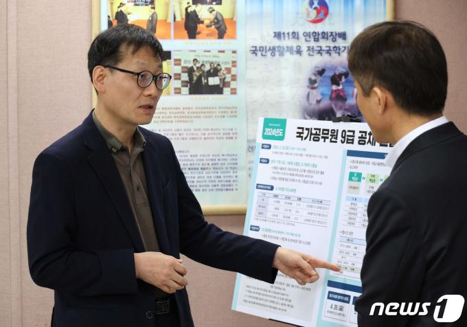 [사진] 이인호 인사혁신처 차장, 9급 공무원 공채 필기시험장 점검