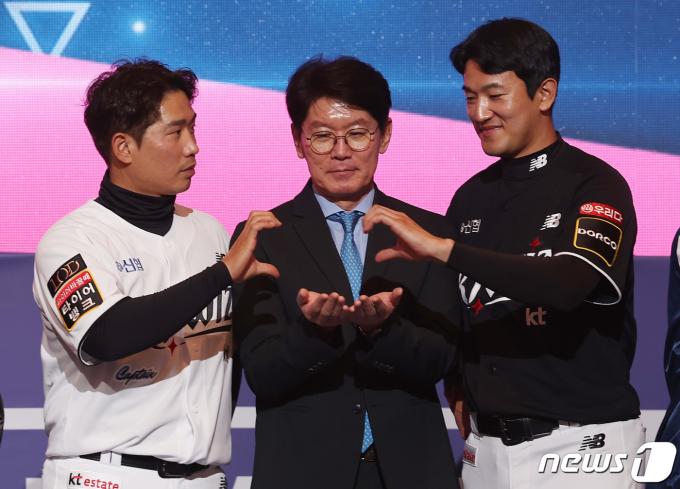 KT 위즈 이강철 감독과 박경수, 고영표 선수가 22일 오후 서울 중구 롯데호텔 서울에서 열린 2024 신한 SOL Bank KBO 미디어데이에서 포즈를 취하고 있다. 2024 KBO 프로야구는 오는 23일 개막한다. 2024.3.22/뉴스1 ⓒ News1 김민지 기자