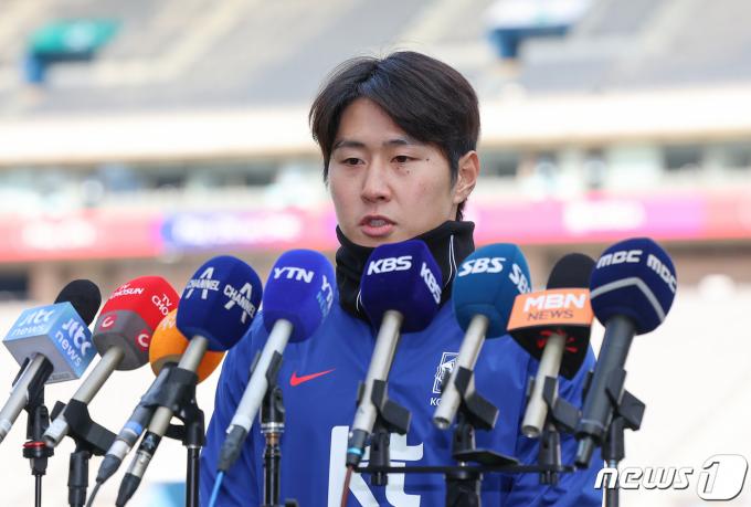 대한민국 축구대표팀 이강인이 20일 오후 서울 마포구 서울월드컵경기장에서 2026 국제축구연맹(FIFA) 북중미 월드컵 아시아 지역 2차 예선 태국과 경기를 앞두고 훈련에 합류하기 전 아시안컵 기간 하극상 논란에 대해 심경을 밝히고 있다. 2024.3.20/뉴스1 ⓒ News1 김도우 기자