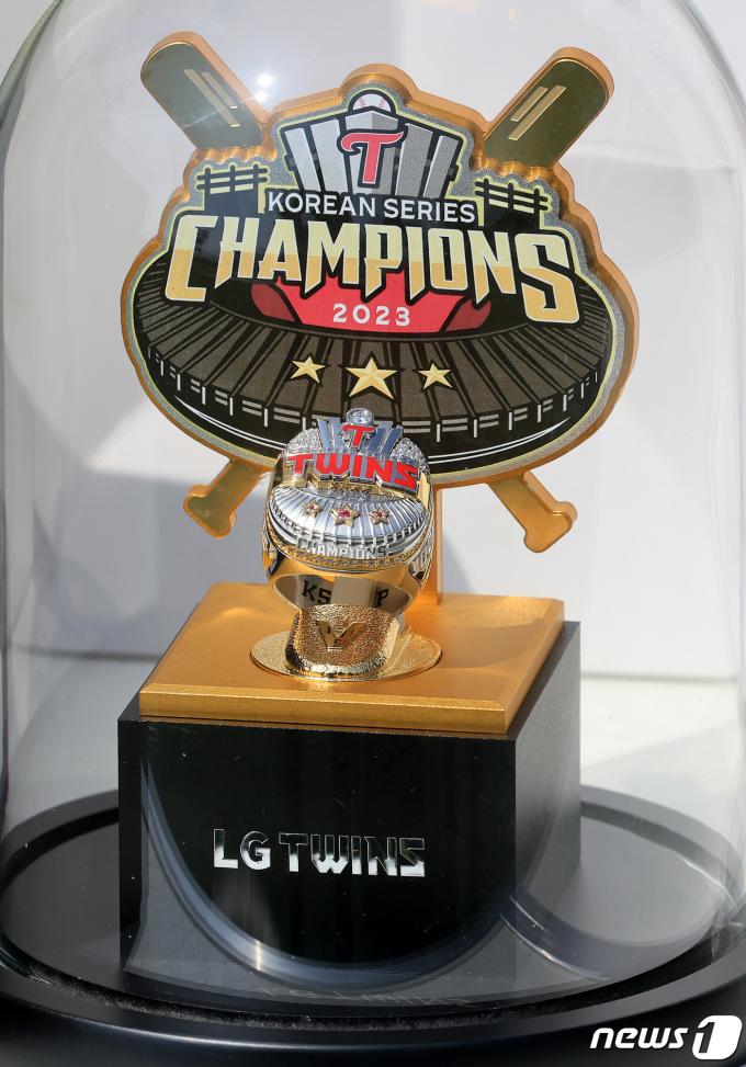 [사진] LG 선수단이 받는 2023 우승 반지