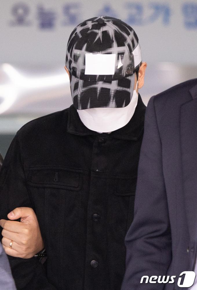 [사진] 수원지법 향하는 이선균 수사기록 유출 혐의 경찰관