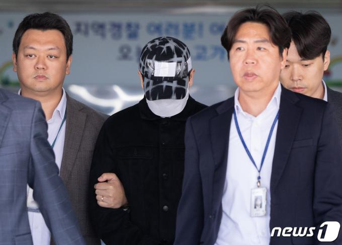 [사진] '이선균 수사기록 유출 혐의' 경찰관…영장심사 출석 위해