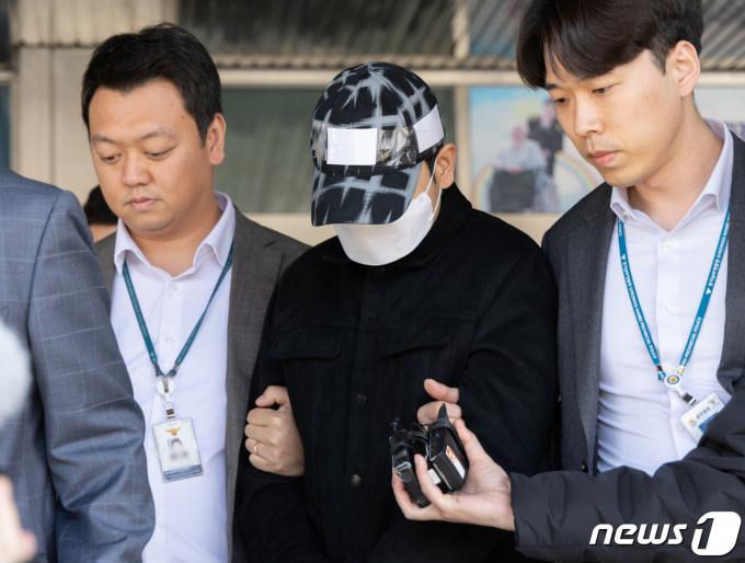 [사진] 호송차 향하는 이선균 수사기록 유출 혐의 경찰관