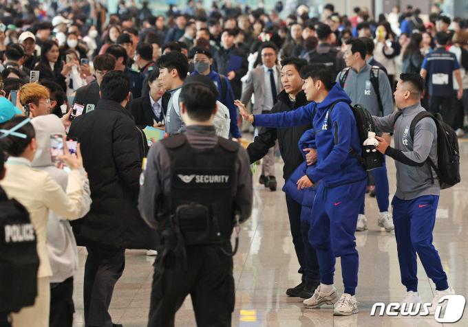 대한민국 축구 대표팀 손흥민이 22일 오후 인천국제공항 제2터미널을 통해 태국으로 출국하며 팬들에게 인사하고 있다. 황선홍 임시감독이 이끄는 대표팀은 오는 26일 태국과 2026 FIFA 북중미 월드컵 아시아 지역 2차 예선 C조 조별리그 4차전 경기를 치른다. 2024.3.22/뉴스1 ⓒ News1 장수영 기자