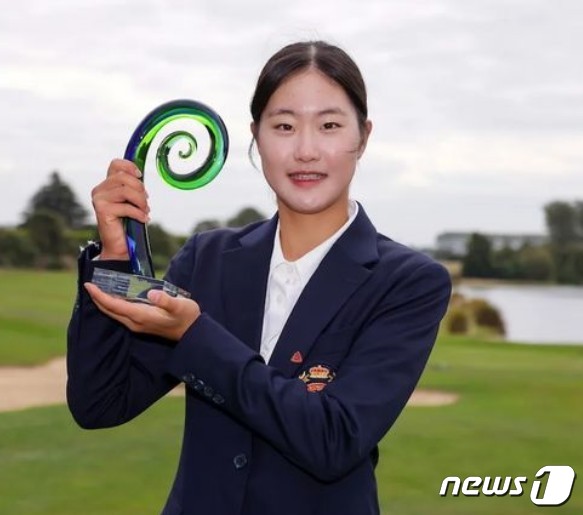 오수민이 23일(현지시간) 끝난 퀸 시리키트컵에서 개인전 우승을 차지한 뒤 트로피를 들어보이고 있다. (대한골프협회 제공)