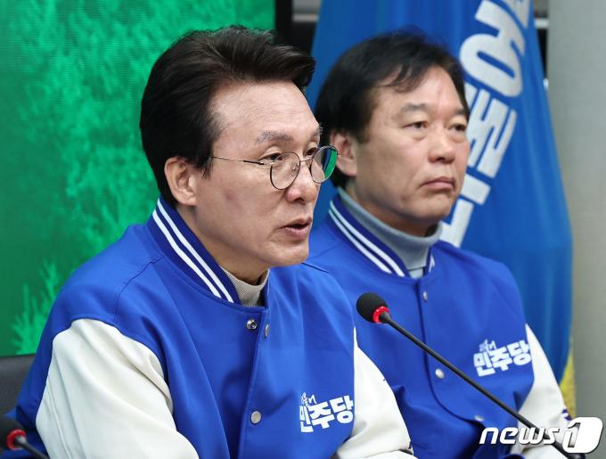 김민석 더불어민주당 총선상황실장이 20일 오전 서울 여의도 중앙당사에서 열린 '기후위기 극복과 RE100 국가실현을 위한 10대 약속' 발표 기자회견에서 모두발언을 하고 있다. 2024.3.20/뉴스1 ⓒ News1 구윤성 기자