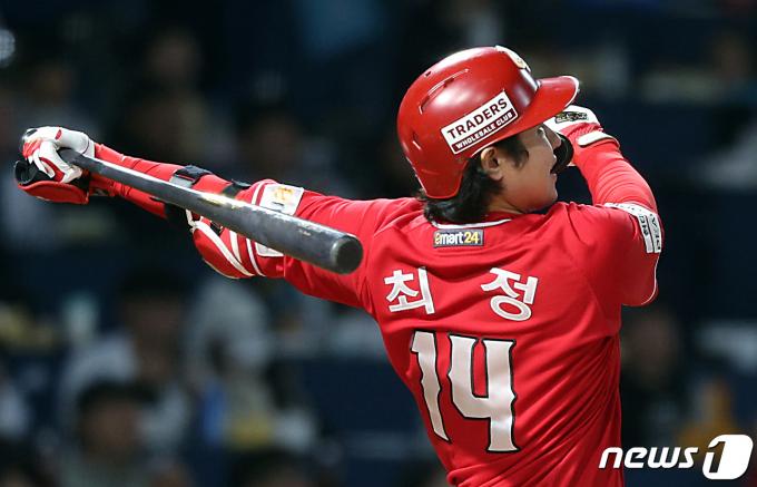 SSG 최정이 2024시즌 개막전인 23일 롯데 자이언츠전에서 홈런을 추가했다. (자료사진) ⓒ News1 박정호 기자