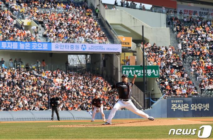 [사진] 만원 관중 속 역투 펼치는 류현진