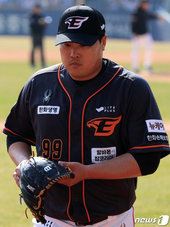 [사진] '4이닝 5실점' 류현진, 악몽의 국내 복귀전