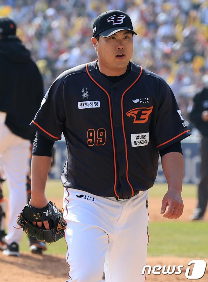 [사진] '4이닝 5실점' 패전 위기 몰린 류현진
