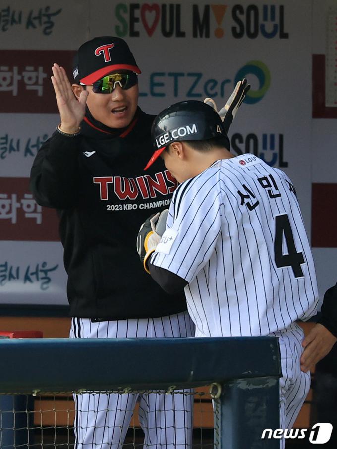 [사진] 염경엽 감독, 신민재 대단해!