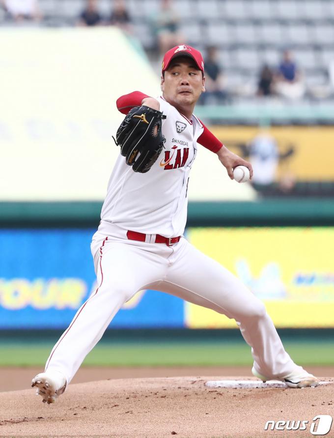 6일 오후 인천 미추홀구 SSG 랜더스 필드에서 열린 '2023 신한 SOL KBO리그 KIA 타이거즈와 SSG 랜더스'의 경기 1회초 SSG 선발 김광현이 역투하고 있다. 2023.7.6/뉴스1 ⓒ News1 김민지 기자