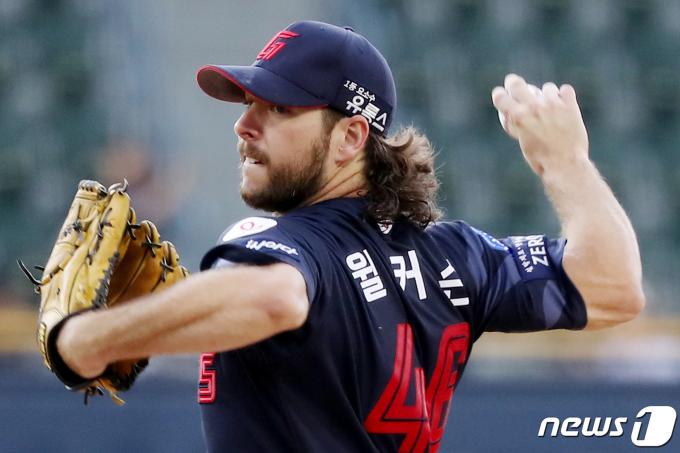 26일 오후 서울 송파구 잠실야구장에서 열린 프로야구 '2023 신한은행 SOL KBO리그' 롯데 자이언츠와 두산 베어스의 경기 1회말 롯데 선발 윌커슨이 역투하고 있다. 2023.7.26/뉴스1 ⓒ News1 민경석 기자