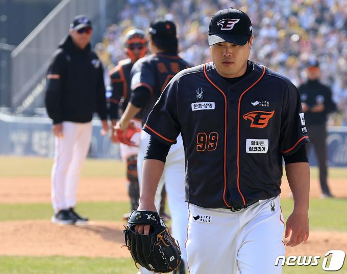 23일 서울 송파구 잠실야구장에서 열린 '2024 신한 SOL 뱅크 KBO리그' 공식 개막전 한화 이글스와 LG 트윈스의 경기, 한화 선발 류현진이 4회말 2사 1,3루에서 강판되고 있다. 이날 12년 만에 KBO리그 선발 등판한 류현진은 3.2이닝 6피안타 3사사구 5실점(2자책)을 기록하며 아쉬운 모습을 보였다. 2024.3.23/뉴스1 ⓒ News1 김진환 기자