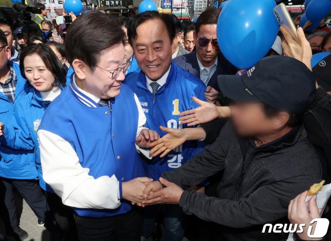 [사진] 인사 나누는 이재명 대표
