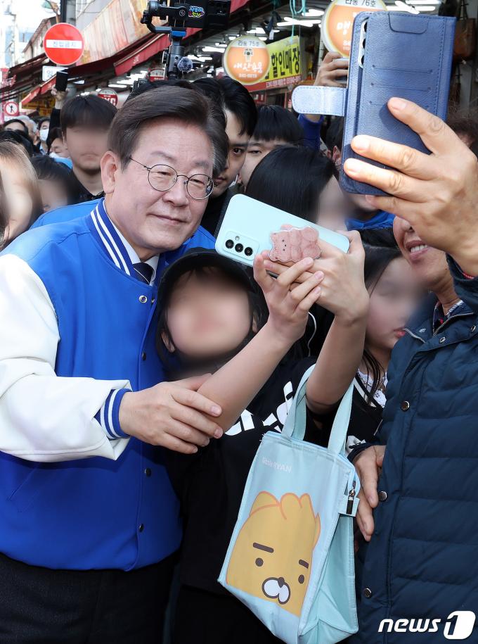 [사진] 어린이와 셀카 찍는 이재명 대표