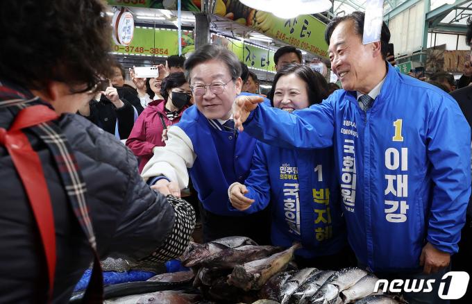 [사진] 이재명 대표, 시장 상인들과 함께