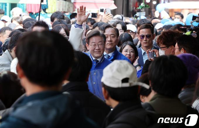 [사진] 손 흔드는 이재명 대표