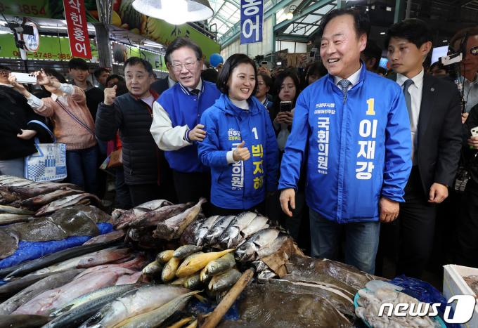 [사진] 의정부 제일시장 상인들과 대화 나누는 이재명 대표