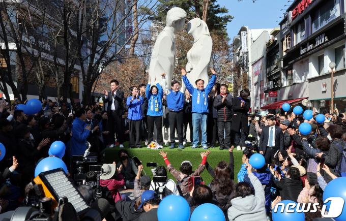 [사진] 의정부 시민들에게 인사하는 이재명 대표