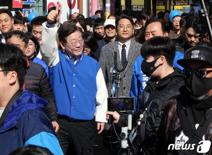 [사진] 의정부 제일시장 찾아 인사하는 이재명 대표