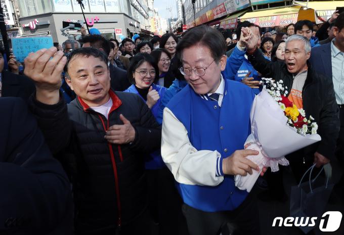 [사진] 꽃다발 선물받은 이재명 대표