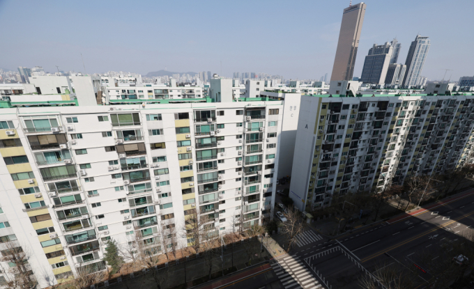 여의도 한양아파트 재건축 사업 시공사로 현대건설이 선정됐다. 사진은 23일 서울 여의도 한양아파트/사진=뉴시스