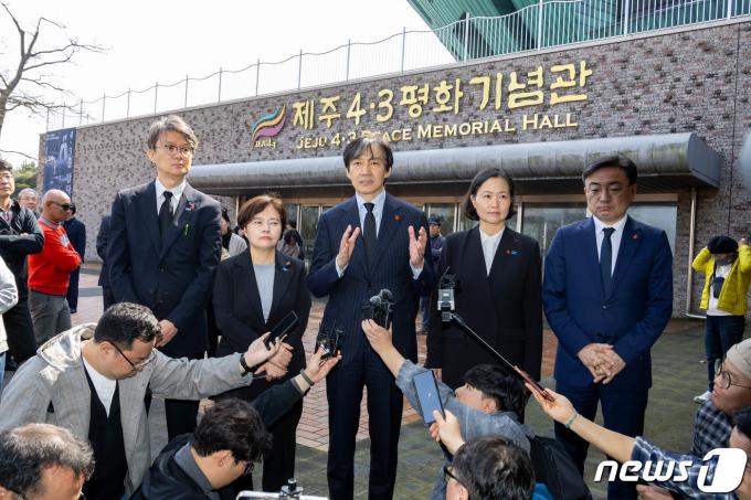 [사진] 취재진 질문에 답하는 조국 대표