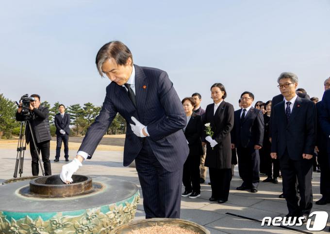 [사진] 제주4·3평화공원 위령제단 참배하는 조국 대표
