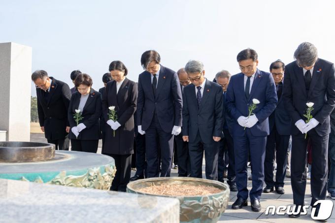 [사진] 제주4·3평화공원 위령제단 참배하는 조국 대표