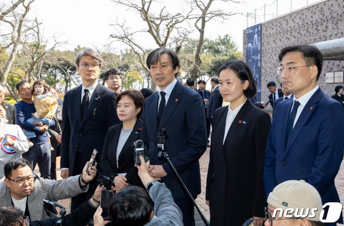 [사진] 취재진 질문에 답하는 조국 대표