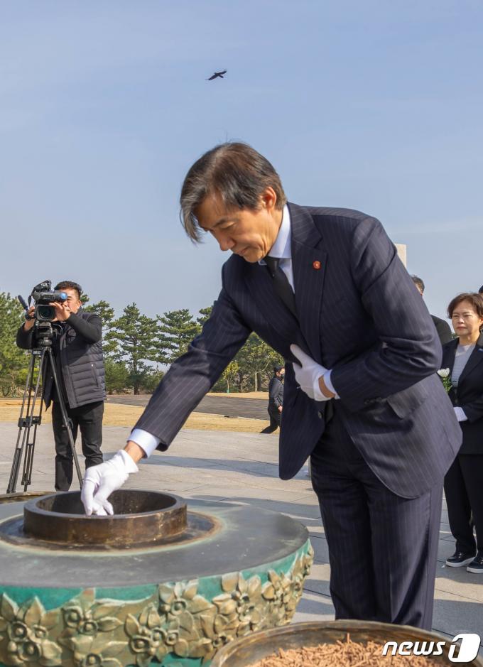 [사진] 제주4·3평화공원 위령제단 참배하는 조국 대표