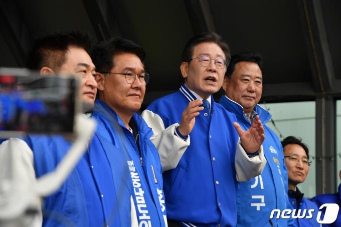이재명 더불어민주당 대표가 22일 충남 당진전통시장을 찾아 지지를 호소하고 있다. (공동취재) 2024.3.22/뉴스1 ⓒ News1 김기태 기자