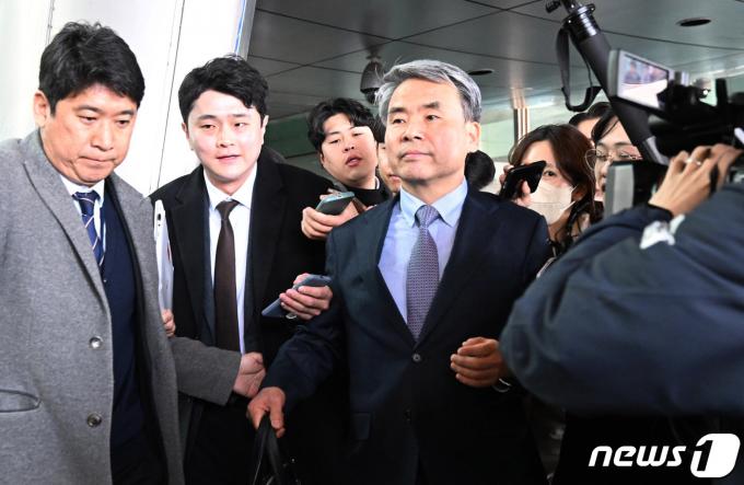 '해외 도피' 논란을 일으킨 이종섭 주호주대사가 21일 인천국제공항 1터미널을 통해 귀국하고 있다. 지난 10일 호주대사로 부임한 이 대사는 지난해 국방부 장관 재직 시절 해병대 채모 상병 사망사건 조사에 외압을 행사했단 의혹을 받고 정치권으로부터 '도피성 출국'이라는 비판을 받아 왔다. (공동취재) 2024.3.21/뉴스1 ⓒ News1 신웅수 기자
