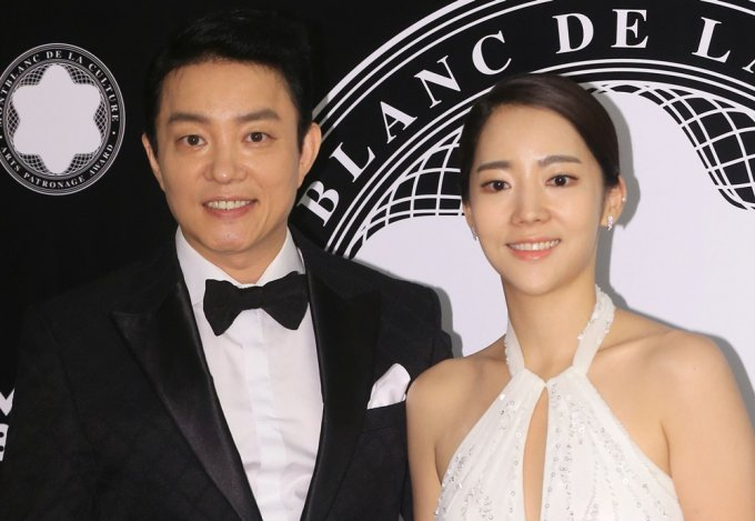 사진은 지난 2015년 7월 서울 동대문디자인플라자에서 열린 '2015 몽블랑 문화예술 후원자상'에 참석한 배우 이범수, 통역사 이윤진 부부. /사진=머니투데이