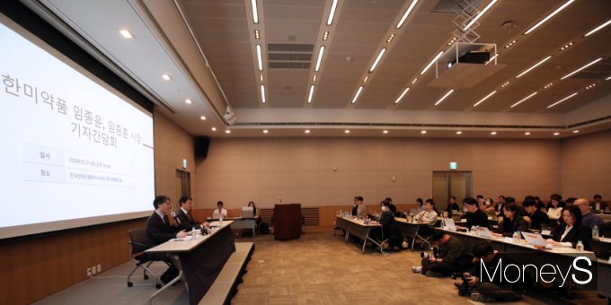 한미사이언스 주주총회를 일주일 앞둔 시점에서 개인 최대주주인 신동국 한양정밀 회장이 임종윤 한미약품 사장 측의 손을 들어줬다. 한미약품 임종윤 사장(왼쪽)·임종훈 사장이 지난 21일 경영자로서의 자격이 있다는 점을 호소하며 주요 목표를 공개했다. /사진=임한별 기자