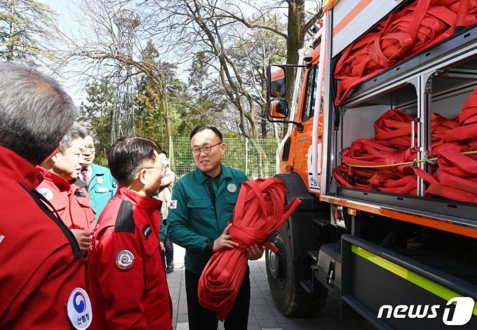 [사진] 산불 특수진화대 장비 점검하는 이한경 재난안전관리본부장