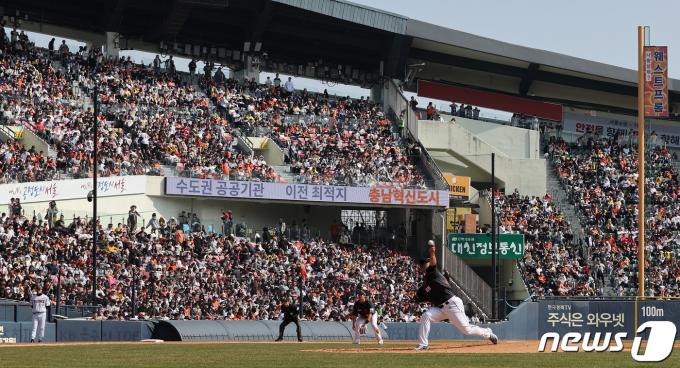 23일 서울 송파구 잠실야구장에서 열린 '2024 신한 SOL 뱅크 KBO리그' 공식 개막전 한화 이글스와 LG 트윈스의 경기, 한화 선발 류현진이 역투를 펼치고 있다. 2024.3.23/뉴스1 ⓒ News1 김진환 기자