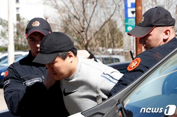 권도형 테라폼랩스 대표가 24일(현지시간) 몬테네그로 포드고리차 공항에서 '테라·루나 폭락' 사태와 관련 경찰에 체포돼 법원에 도착을 하고 있다. 2023.03.24 ⓒ AFP=뉴스1 ⓒ News1 우동명 기자
