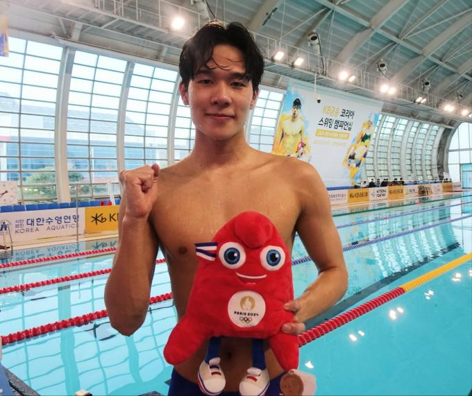 김민섭이 23일 열린 2024 파리 올림픽 경영 국가대표 선발대회(KB금융 코리아 스위밍 챔피언십) 남자 접영 200m 결선에서 1분54초95의 한국 신기록을 세우며 우승했다. (대한수영연맹 제공)