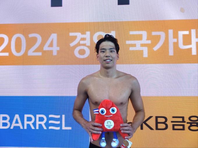 이주호가 23일 열린 2024 파리 올림픽 경영 국가대표 선발대회(KB금융 코리아 스위밍 챔피언십) 남자 배영 200m 결선에서 올림픽 기준기록을 통과하며 파리 올림픽 출전권을 획득했다. (대한수영연맹 제공)