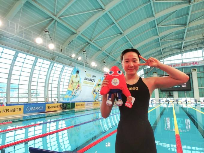 이은지 23일 열린 2024 파리 올림픽 경영 국가대표 선발대회(KB금융 코리아 스위밍 챔피언십) 여자 배영 200m 결선에서 올림픽 기준기록을 통과하며 파리 올림픽 출전권을 획득했다. (대한수영연맹 제공)