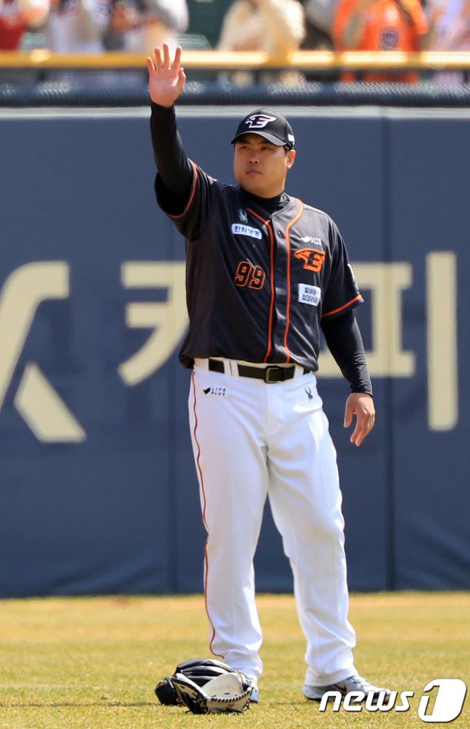 [사진] 응원 온 가족 향해 인사하는 류현진