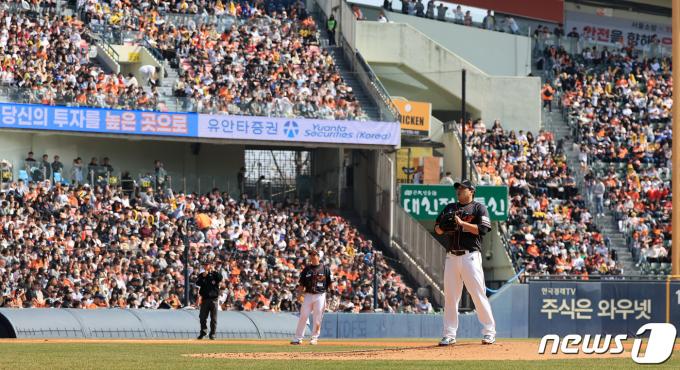[사진] 만원 관중 앞에서 복귀전 치루는 '몬스터' 류현진