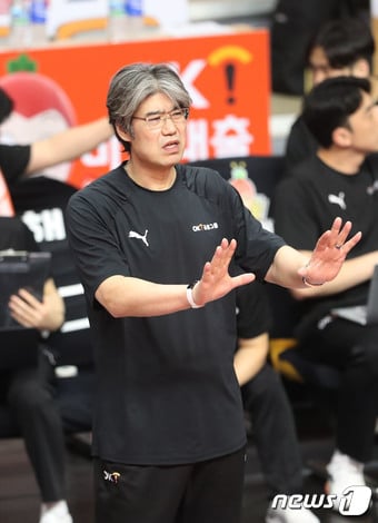 21일 오후 경기 안산시 상록수체육관에서 열린 남자 프로배구 '2023-2024 도드람 V리그' 준플레이오프 OK금융그룹과 현대캐피탈의 경기에서 OK금융그룹 오기노 마사지 감독이 작전지시를 하고 있다. 2024.3.21/뉴스1 ⓒ News1 김영운 기자