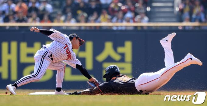 [사진] 2루 도루 시도하는 페라자 '결과는 아웃'