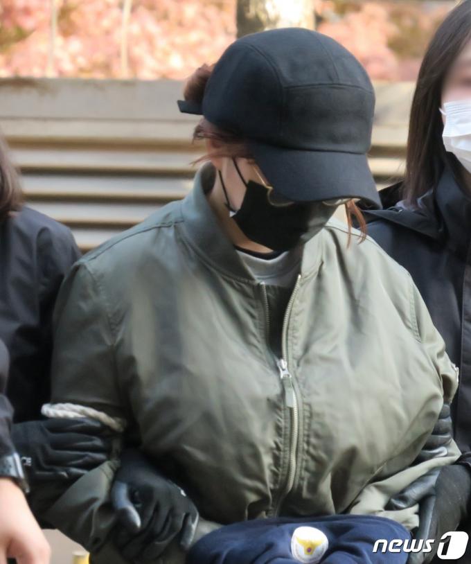 보험금을 노리고 부동액을 이용해 친어머니를 살해한 딸이 구속 전 피의자 심문을 받기 위해 2022년 11월 11일 인천지법을 들어서고 있다. ⓒ News1 박아론 기자